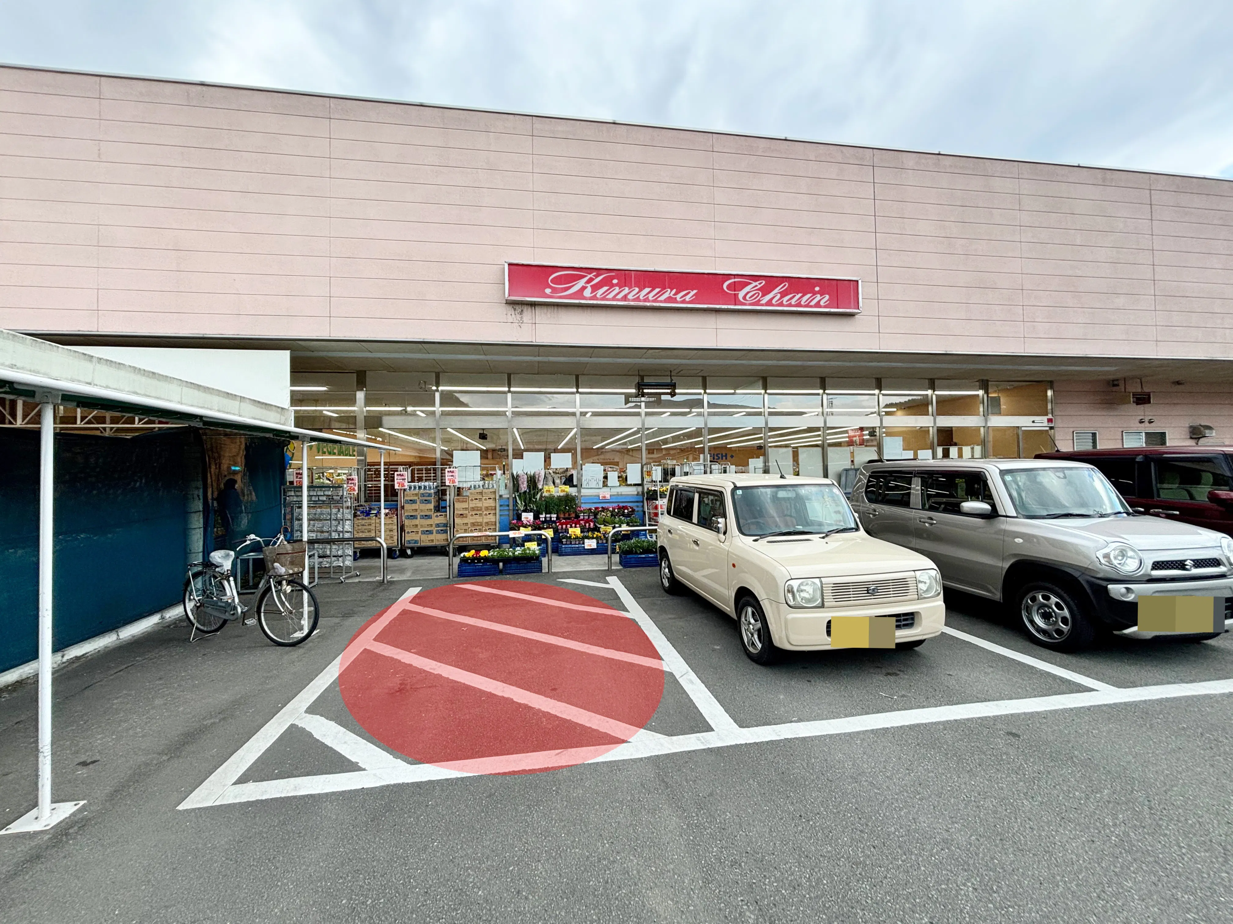 【木村チェーン保内店】キッチンカーや食物販に最適な入口付近の屋外スペース