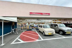 【木村チェーン保内店】キッチンカーや食物販に最適な入口付近の屋外スペース