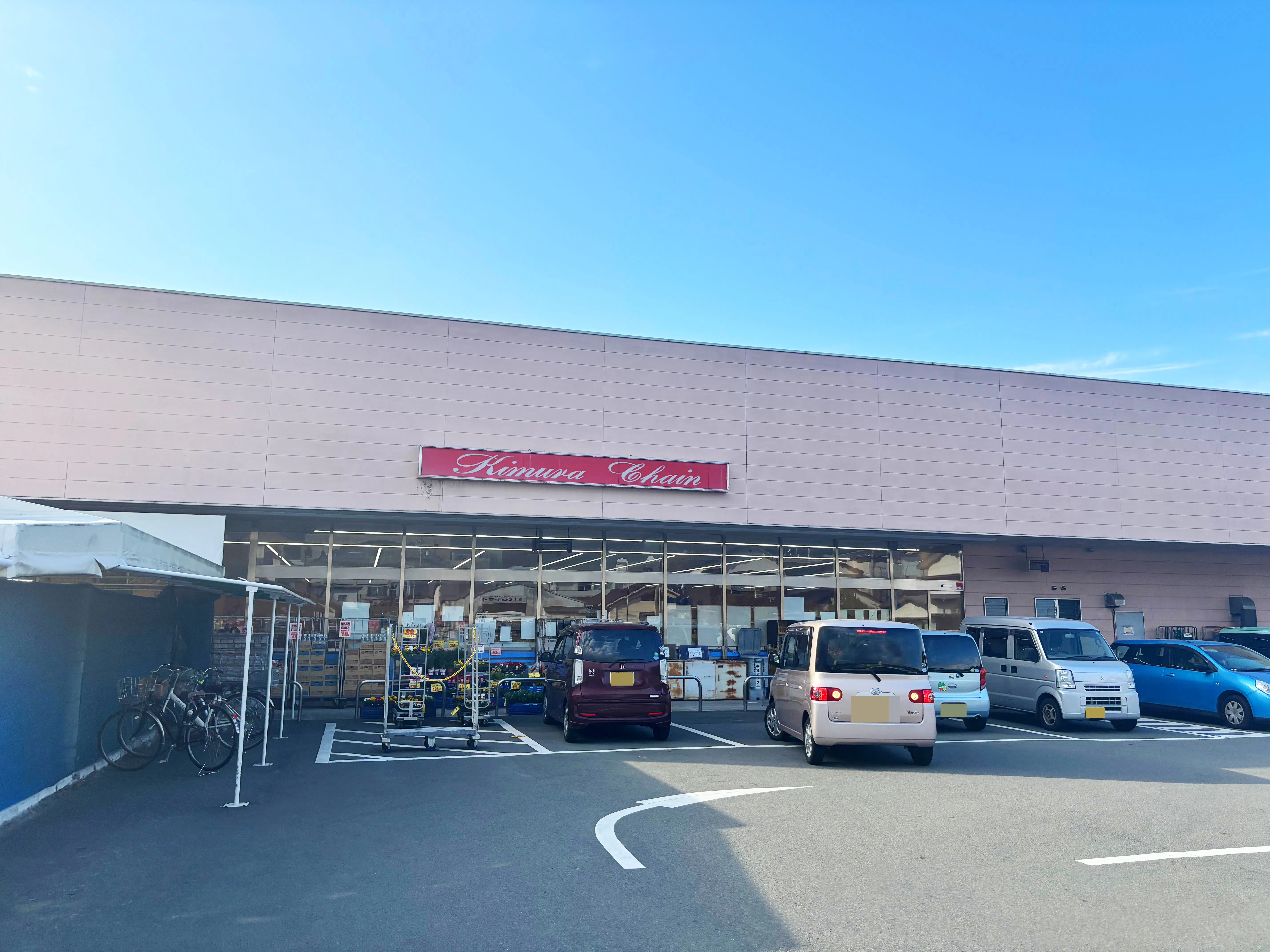 【木村チェーン保内店】キッチンカーや食物販に最適な入口付近の屋外スペース