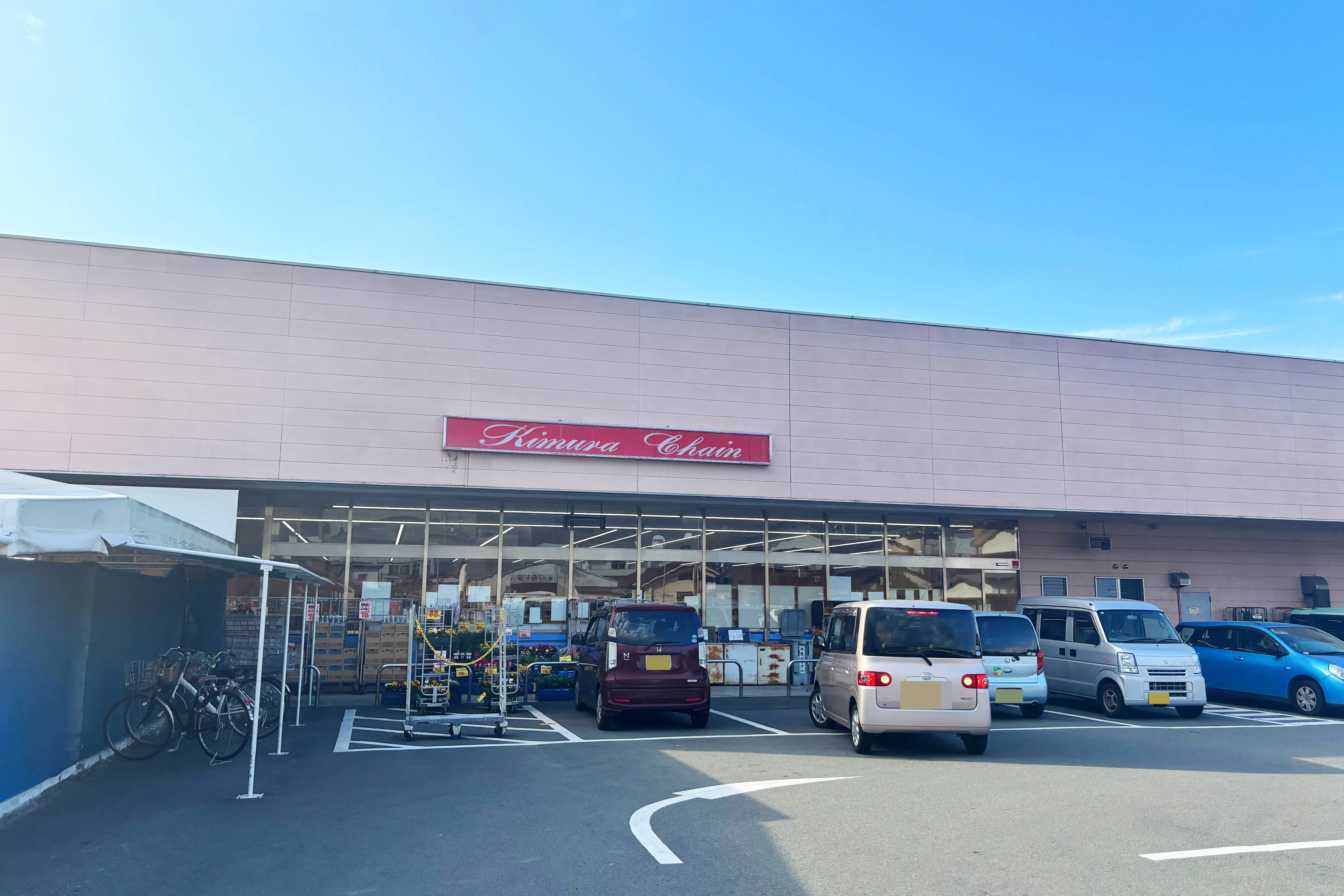 【木村チェーン保内店】キッチンカーや食物販に最適な入口付近の屋外スペース
