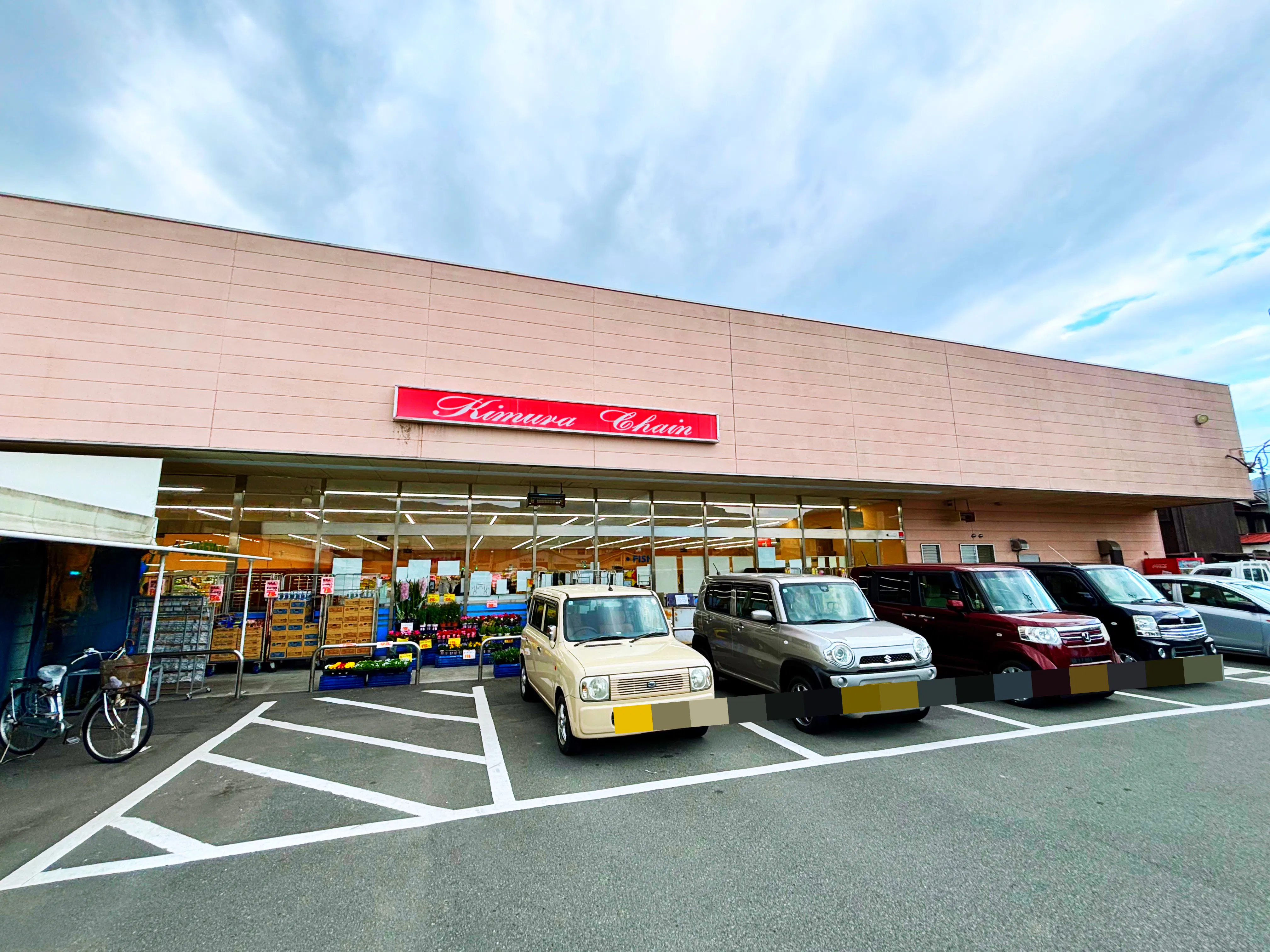 【木村チェーン保内店】キッチンカーや食物販に最適な入口付近の屋外スペース