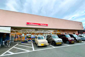 【木村チェーン保内店】キッチンカーや食物販に最適な入口付近の屋外スペース