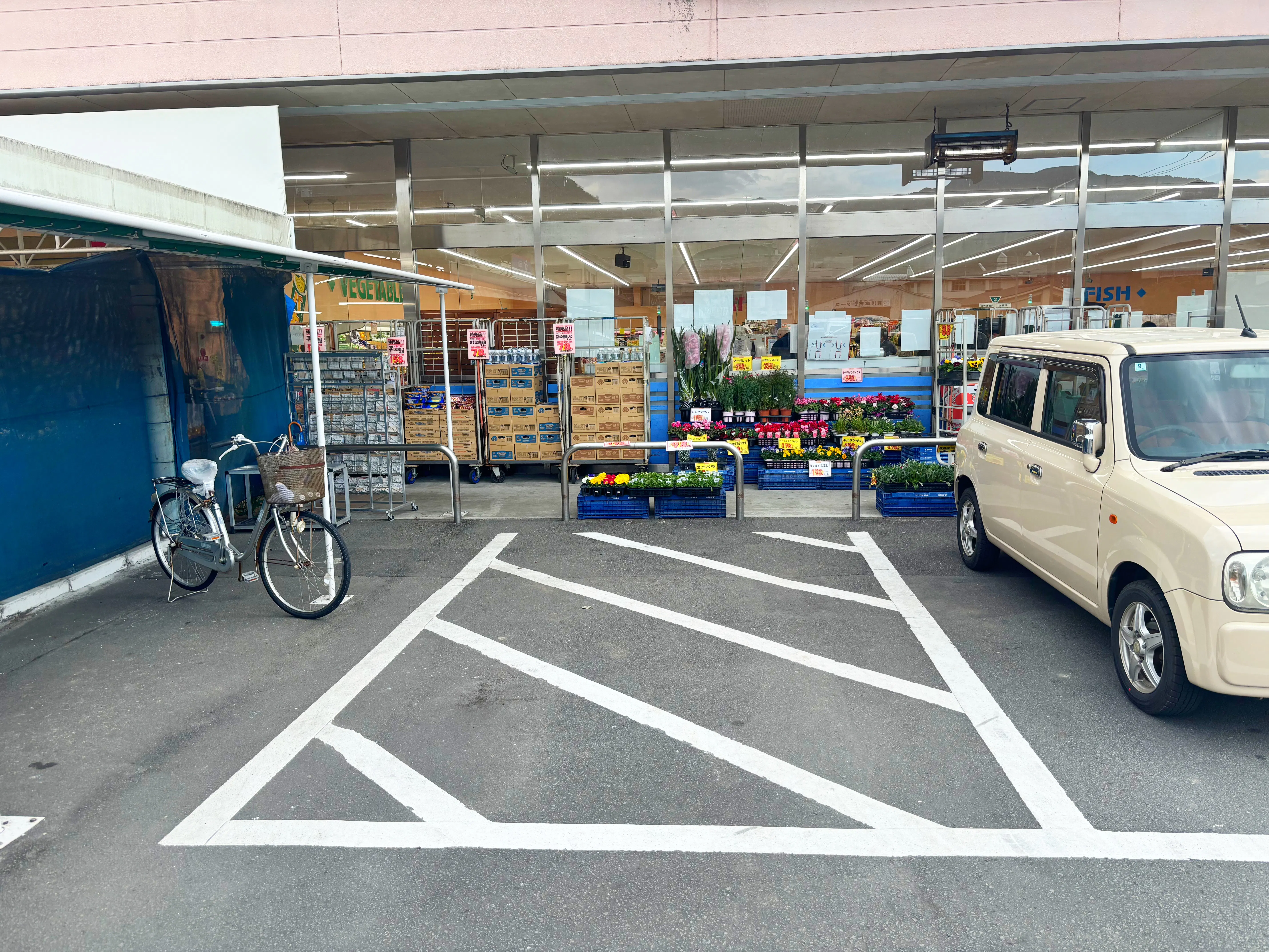 【木村チェーン保内店】キッチンカーや食物販に最適な入口付近の屋外スペース