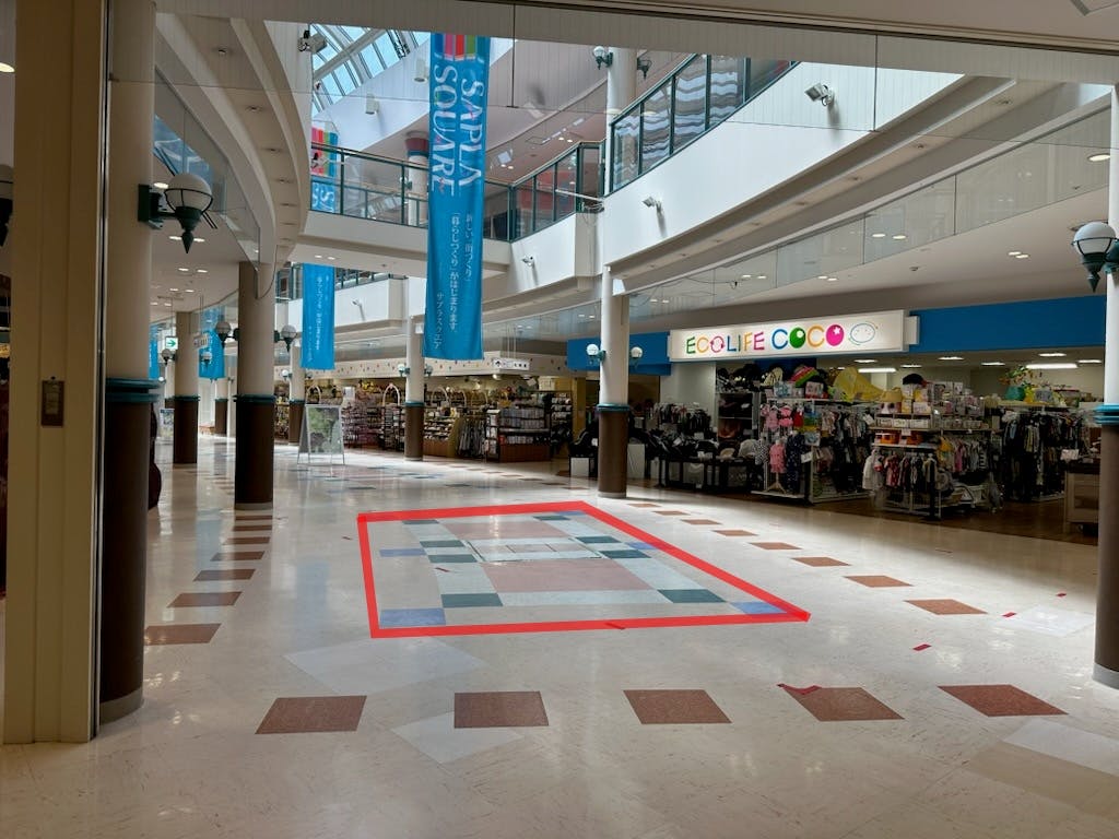 【サプラスクエア サプラ】食物販や販促プロモーションに最適な人通りが多い通路沿いに位置する催事スペース