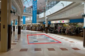 【サプラスクエア サプラ】食物販や販促プロモーションに最適な人通りが多い通路沿いに位置する催事スペース