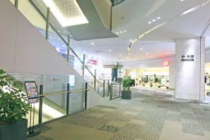 【イオンモール高知】東館2階 H&M前エスカレーター