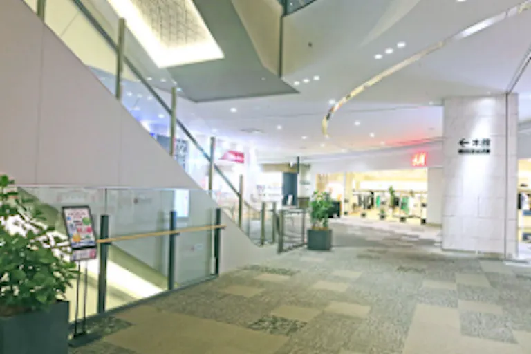 【イオンモール高知】東館2階 H&M前エスカレーターの画像1
