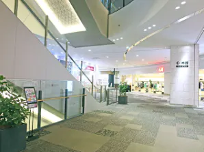 【イオンモール高知】東館2階　H&M前エスカレーターの画像