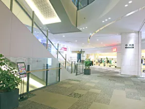 【イオンモール高知】東館2階　H&M前エスカレーターの画像