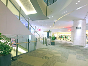 【イオンモール高知】東館2階　H&M前エスカレーター