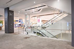 【イオンモール長久手】南エスカレーター横(アスビーキッズ前)