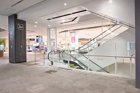 【イオンモール長久手】南エスカレーター横(アスビーキッズ前)