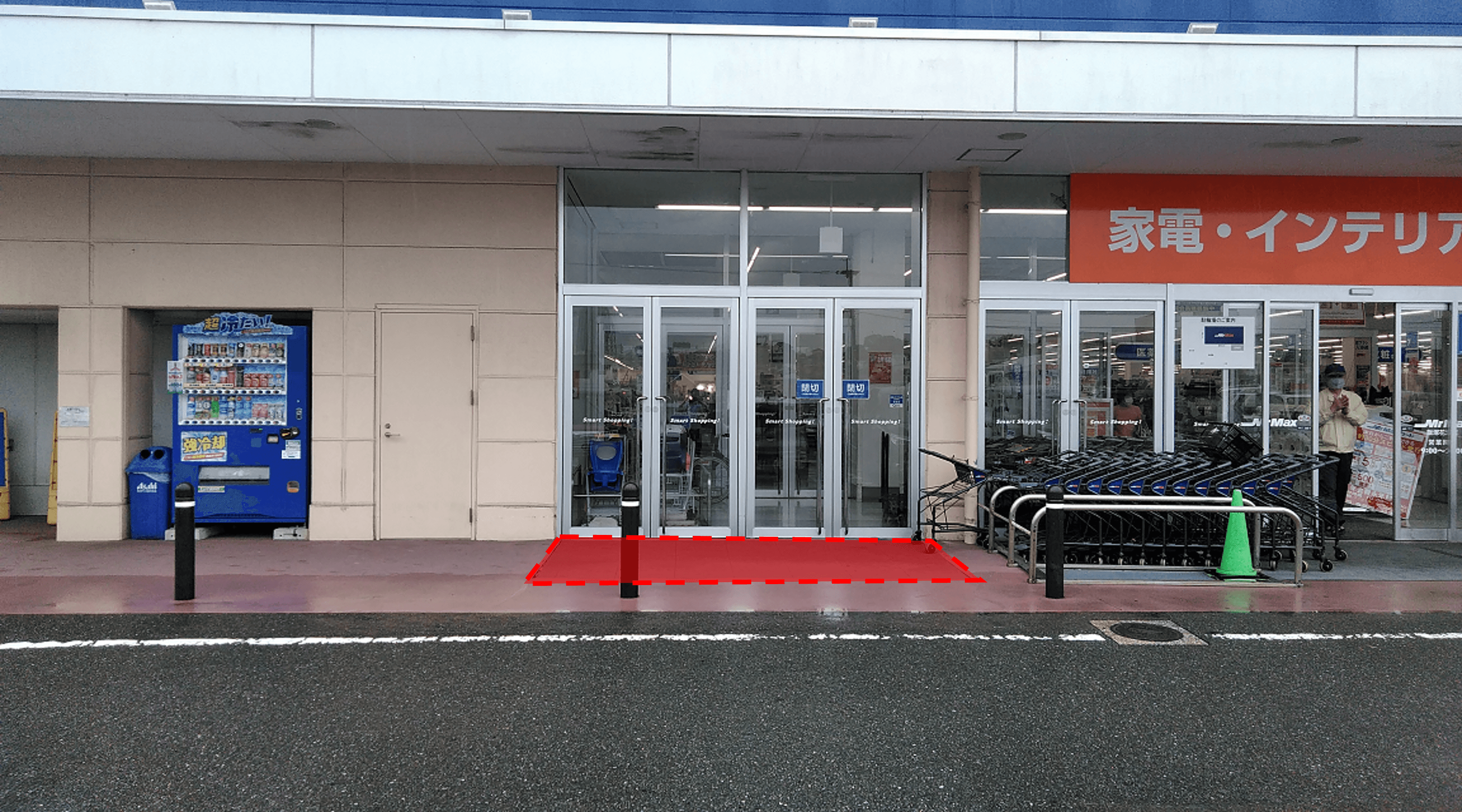 【ミスターマックス 飯塚花瀬店】家電側入口 プロモーションや物販用途に最適な総合ディスカウントストアの催事イベントスペース