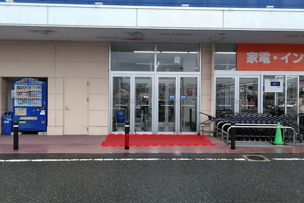 【ミスターマックス 飯塚花瀬店】家電側入口 プロモーションや物販用途に最適な総合ディスカウントストアの催事イベントスペース