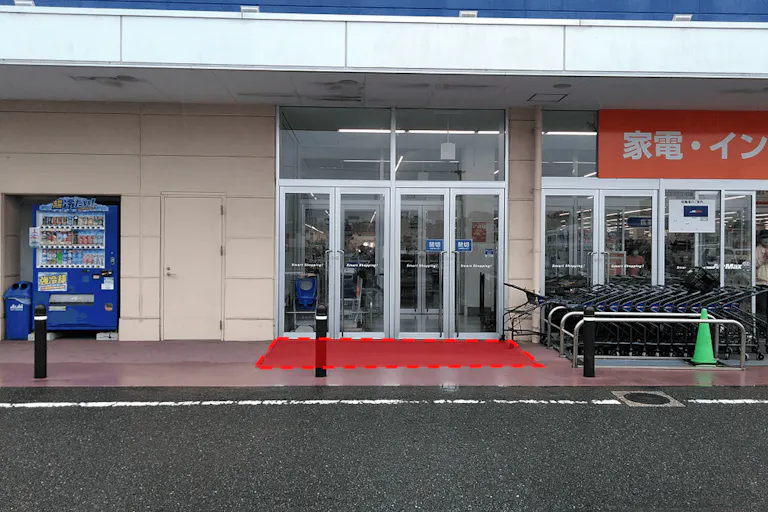 【ミスターマックス 飯塚花瀬店】家電側入口 プロモーションや物販用途に最適な総合ディスカウントストアの催事イベントスペースの画像1