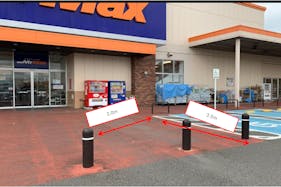 【ミスターマックス 南桜井店】風除室横軒下 販促プロモーションや物販用途に最適な総合ディスカウントストアの催事イベントスペース