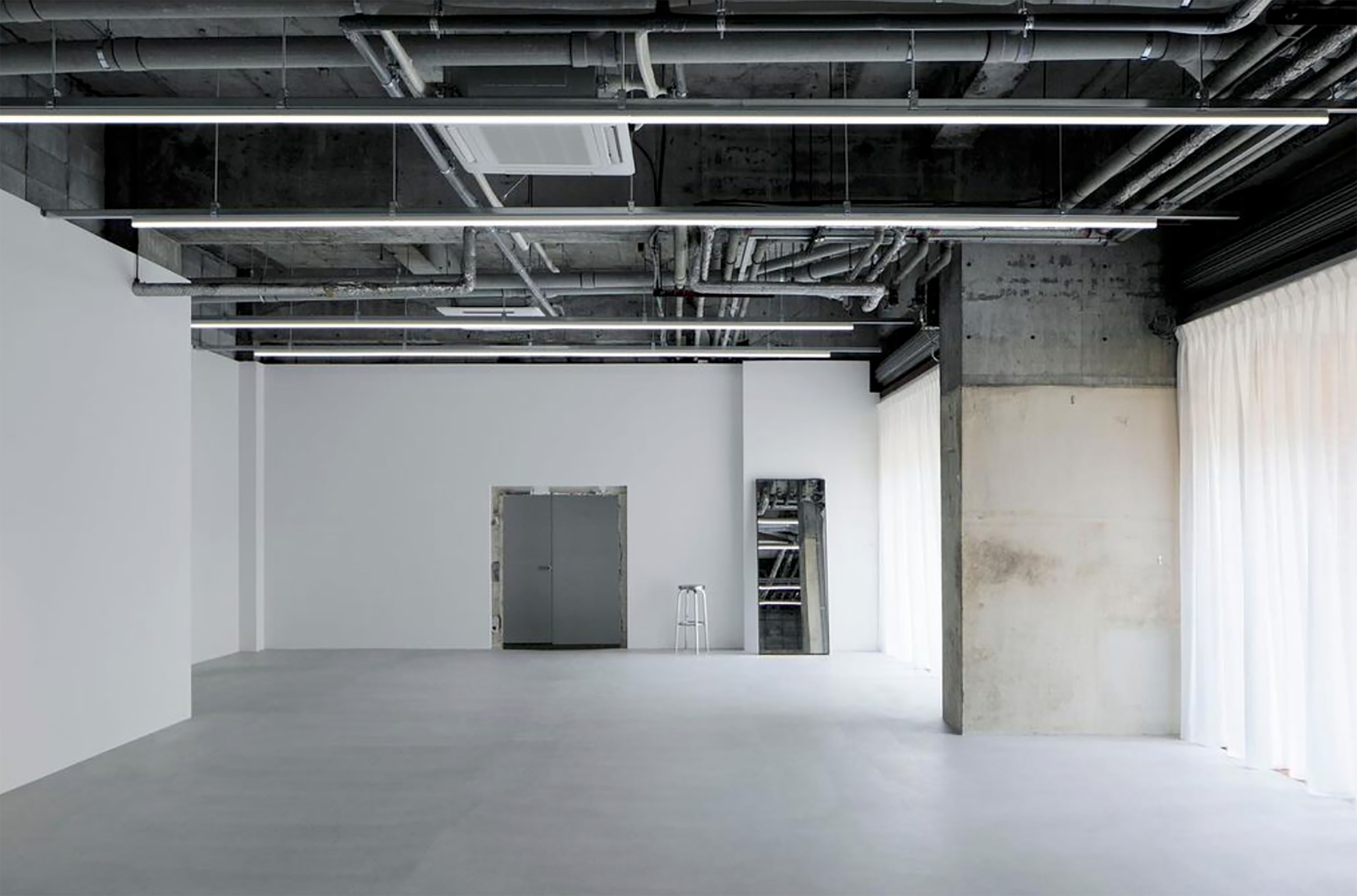 スタジオの片側全面シャッターとなっているため日中は自然光も入ります。