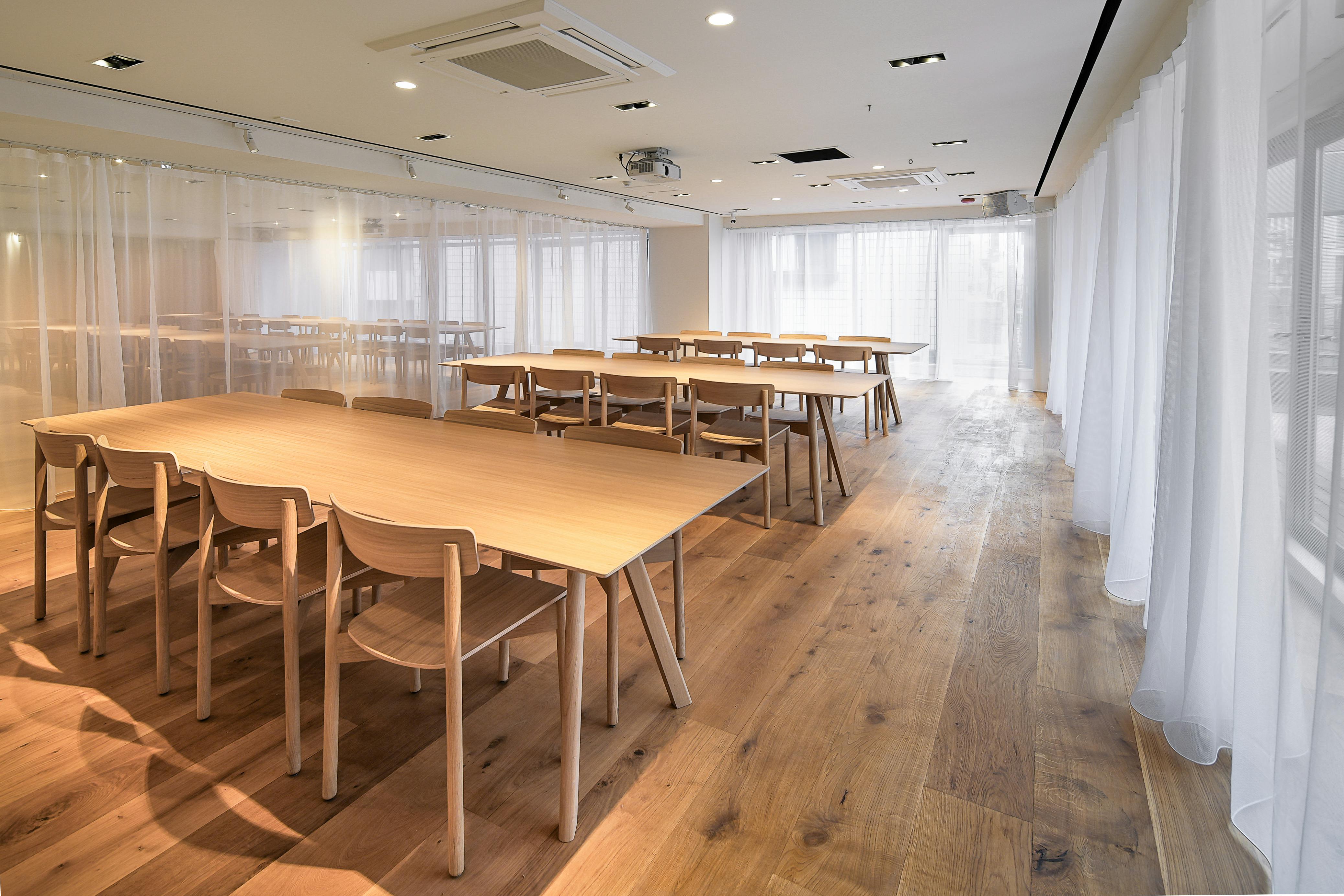 【表参道駅2分】展示会やローンチパーティに適した、自然光差し込む温かみのあるイベントスペース