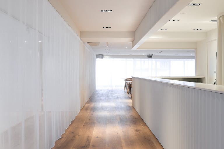 【表参道駅2分】展示会やローンチパーティに適した、自然光差し込む温かみのあるイベントスペース の画像7