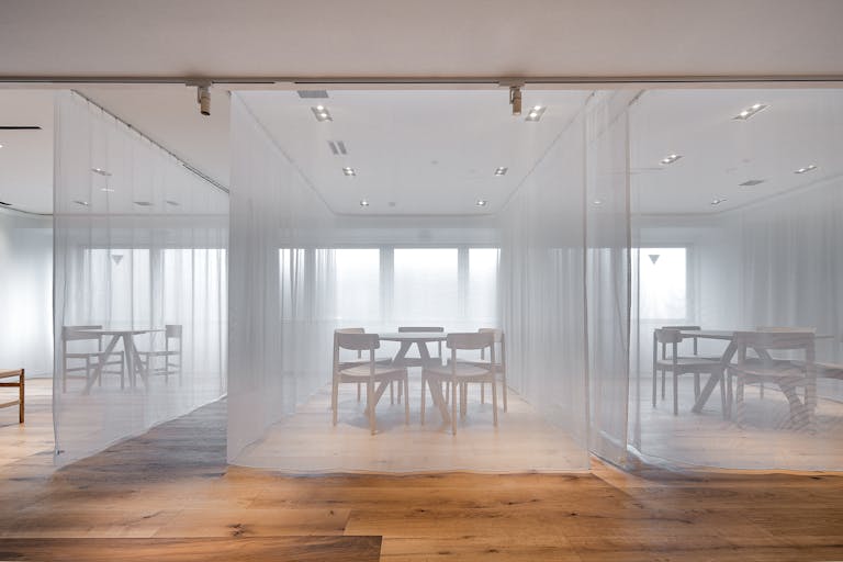 【表参道駅2分】展示会やローンチパーティに適した、自然光差し込む温かみのあるイベントスペース の画像6