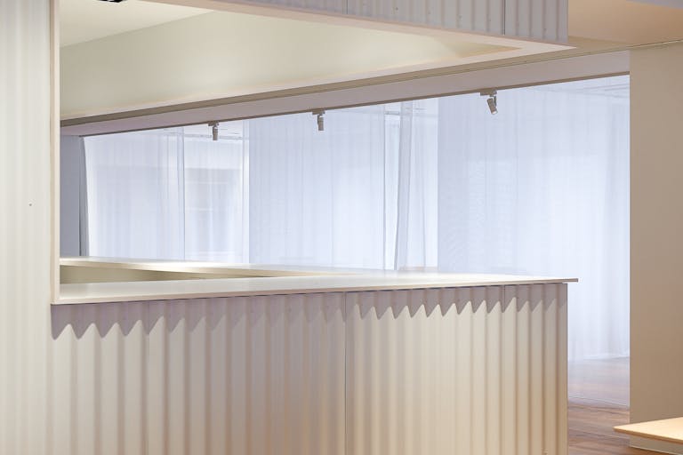 【表参道駅2分】展示会やローンチパーティに適した、自然光差し込む温かみのあるイベントスペース の画像4