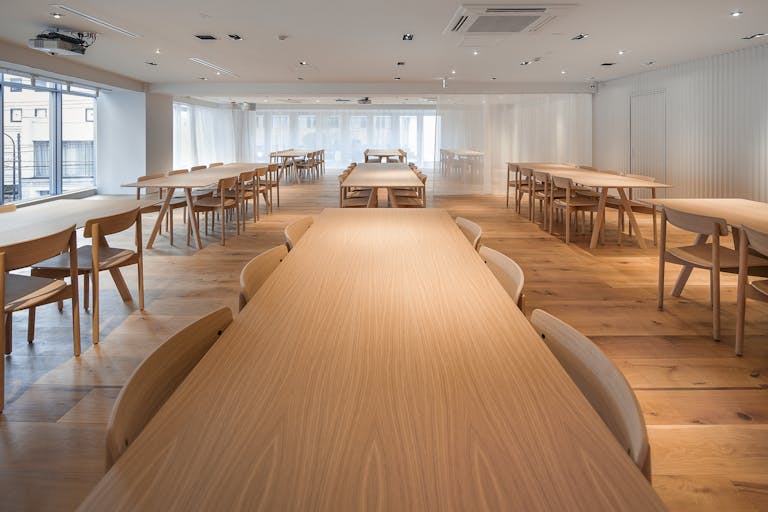 【表参道駅2分】展示会やローンチパーティに適した、自然光差し込む温かみのあるイベントスペース の画像1