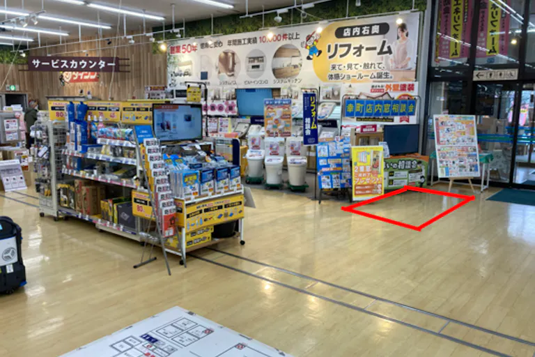【ダイシン幸町店】サービスセンター前 プロモーションや物販に最適なホームセンター内階段前の催事イベントスペースの画像1