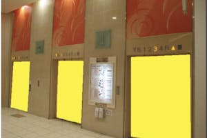 【イオンモール大和】モール内広告 エレベーター