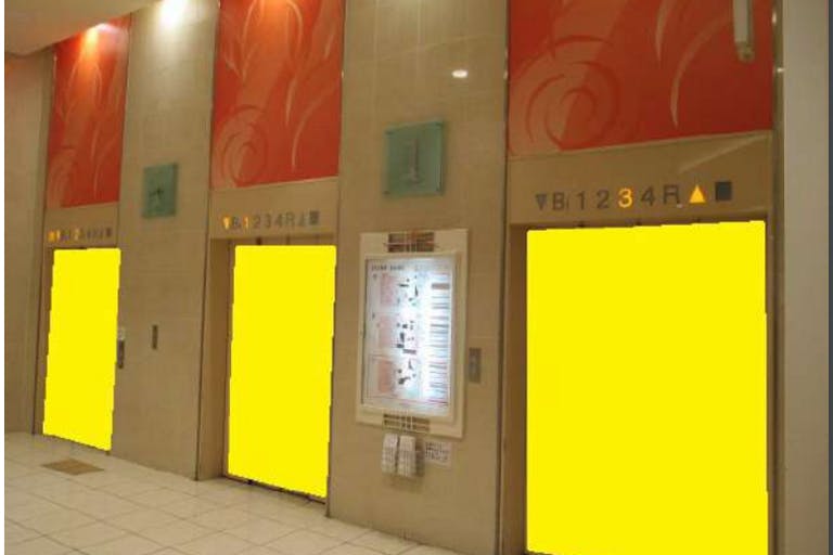【イオンモール大和】モール内広告 エレベーターの画像1