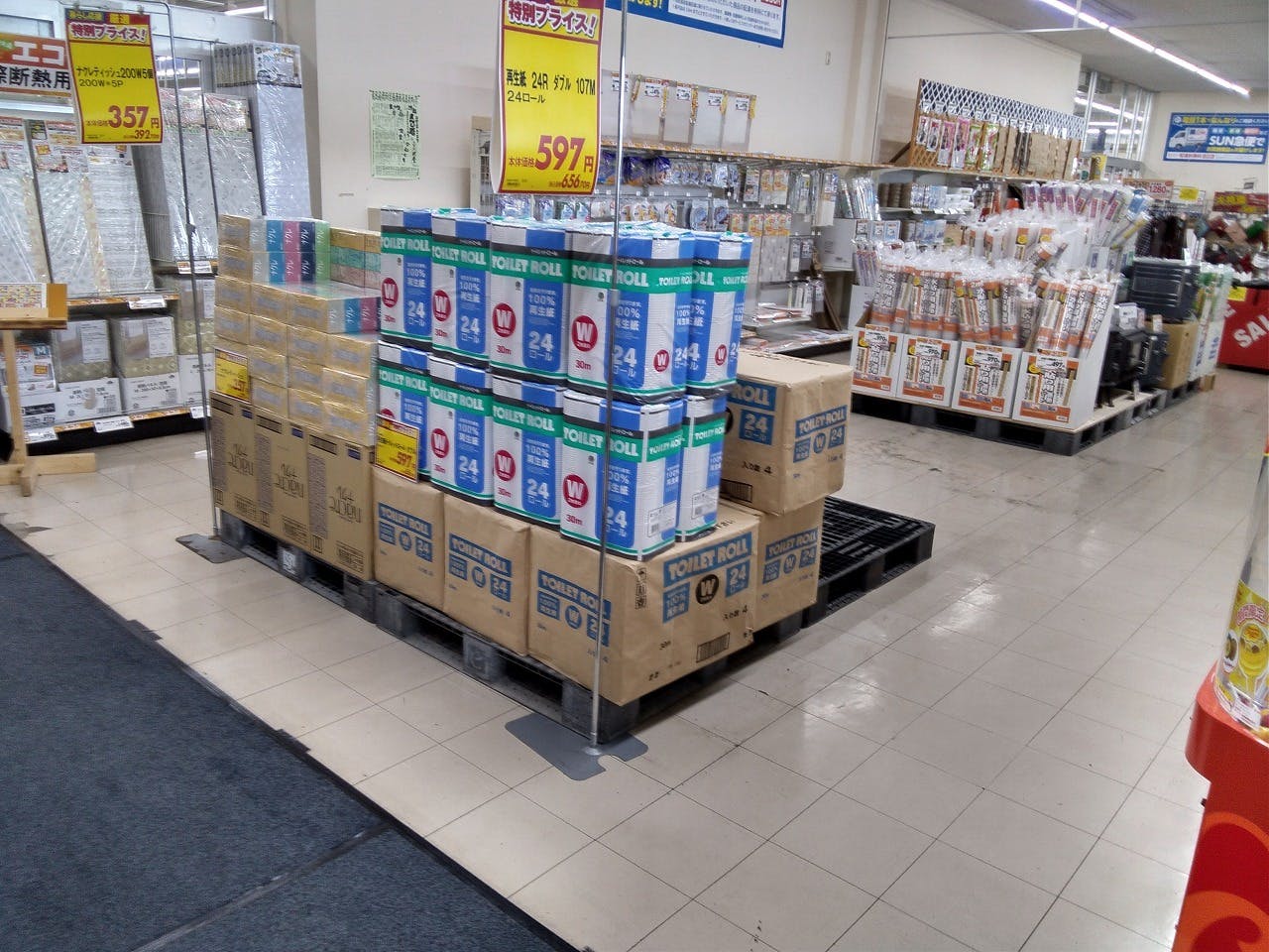 【サンデー弘前店】風除室　食物販やプロモーション等の出店に最適なホームセンター店内のイベントスペースの画像