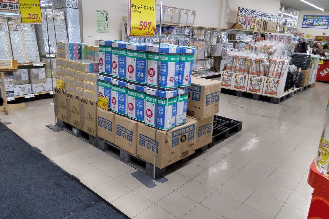 【サンデー弘前店】風除室 食物販やプロモーション等の出店に最適なホームセンター店内のイベントスペース