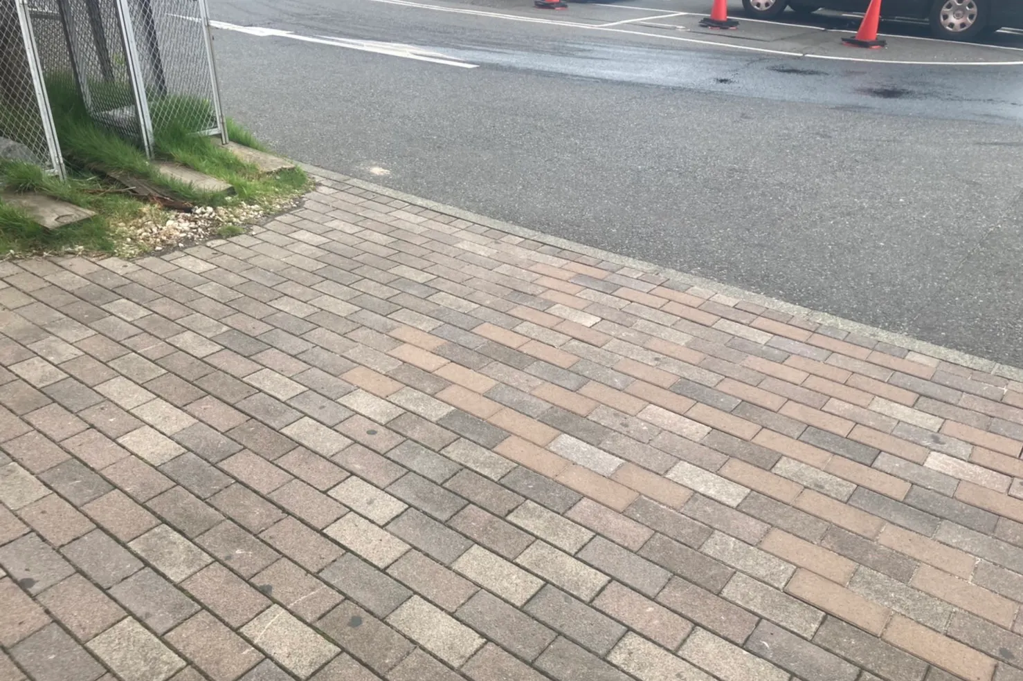 【ユニディ湘南平塚店】屋外 キッチンカーの出店が可能なホームセンター入り口前の催事イベントスペース