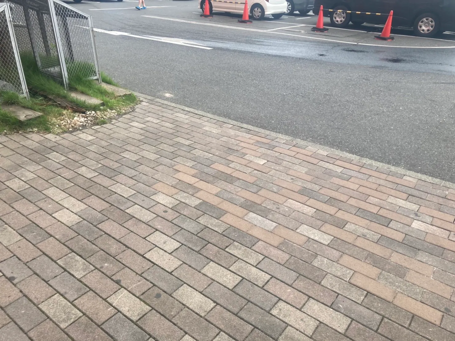 【ユニディ湘南平塚店】屋外　キッチンカーの出店が可能なホームセンター入り口前の催事イベントスペース