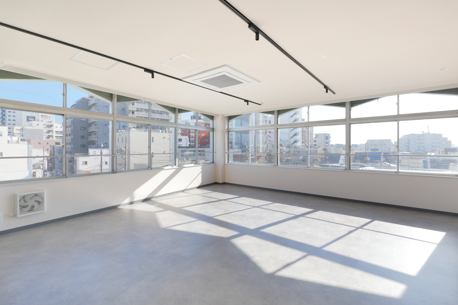 【蓮沼駅2分】スペース17（カーテンを外した開放感のある演出。）