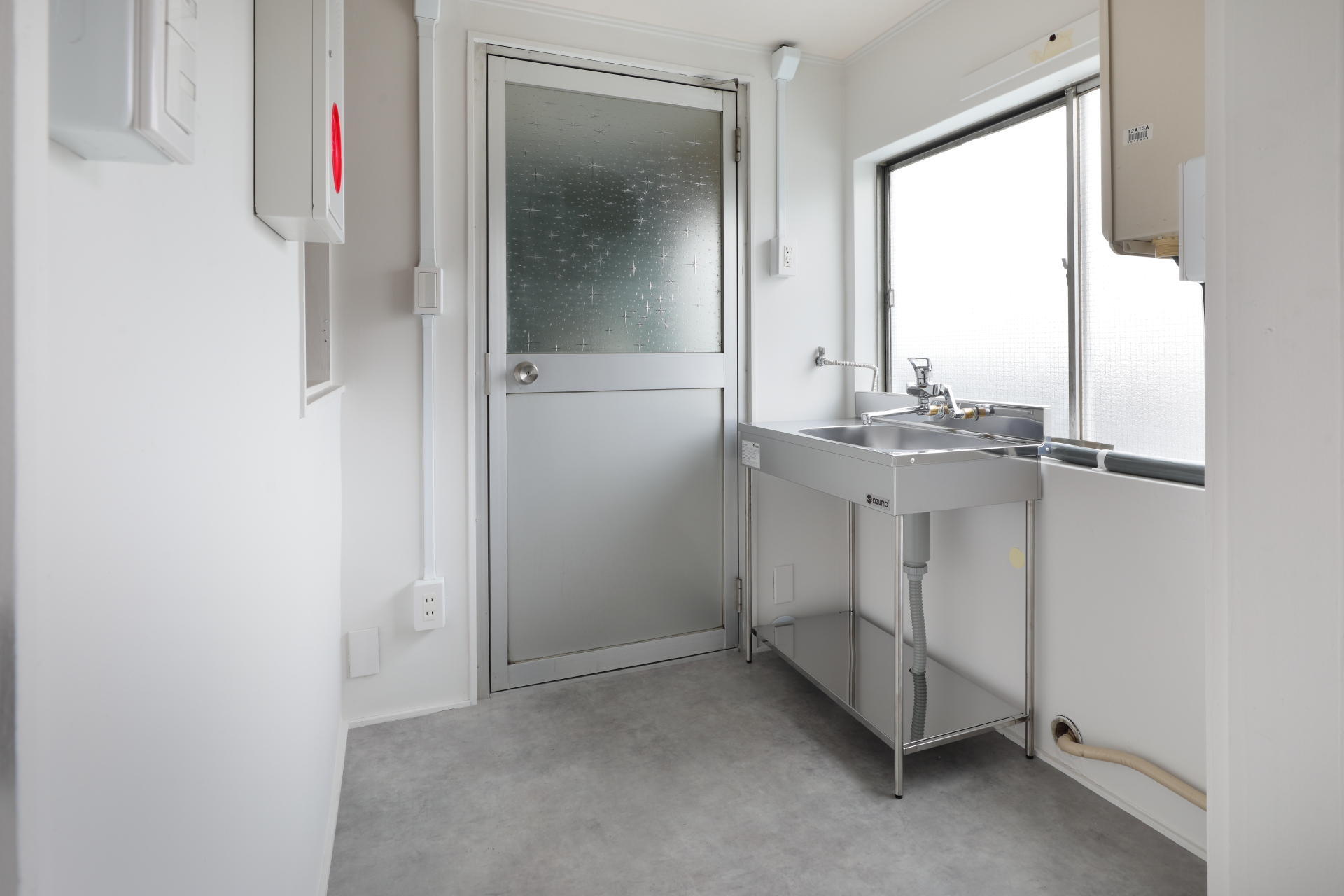 【蓮沼駅2分】スペース11（屋上の塔屋内にあるフリースペース。 水場の設備の他、機材や備品置き場などに使えます。）