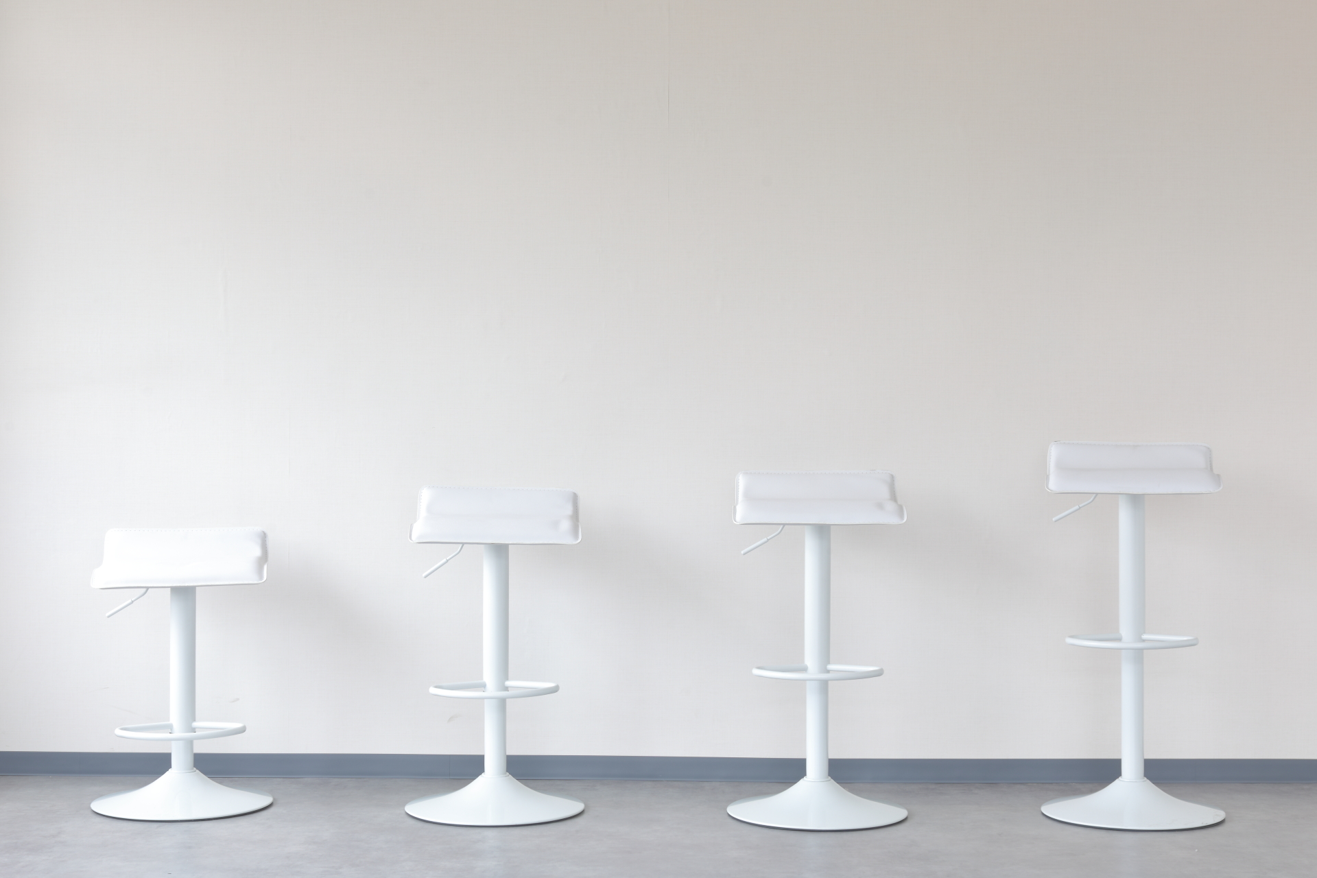 【蓮沼駅2分】昇降式のホワイトチェアー。シンプルなデザインで様々なシーンでお使いいただけます。