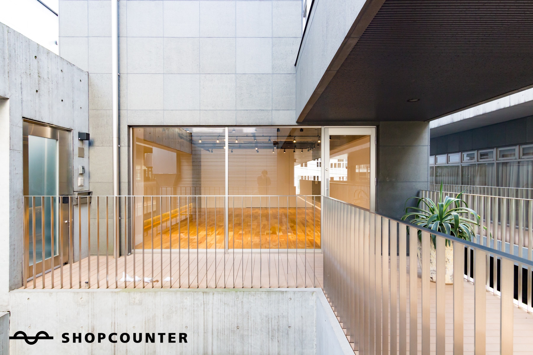 外観もスタイリッシュなコンクリート打ちっ放しの物件の2Fにございます。