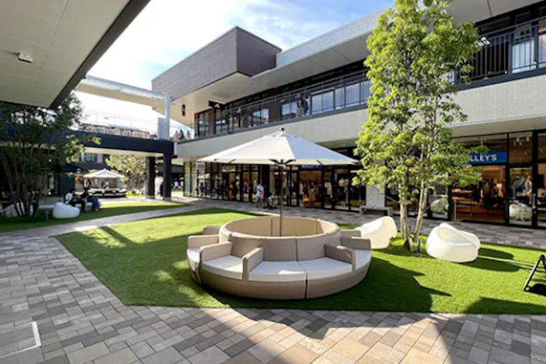 【THE OUTLETS SHONAN HIRATSUKA】GATE COURTの画像1