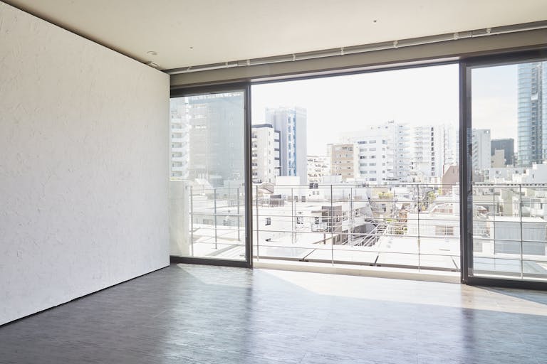 【北参道】ハウススタジオ(窓は柱のない状態で開放可能。都会ビューの眺め)