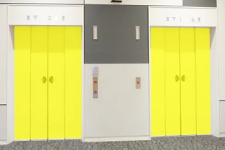 【イオンモール木更津】エレベーター扉の画像1