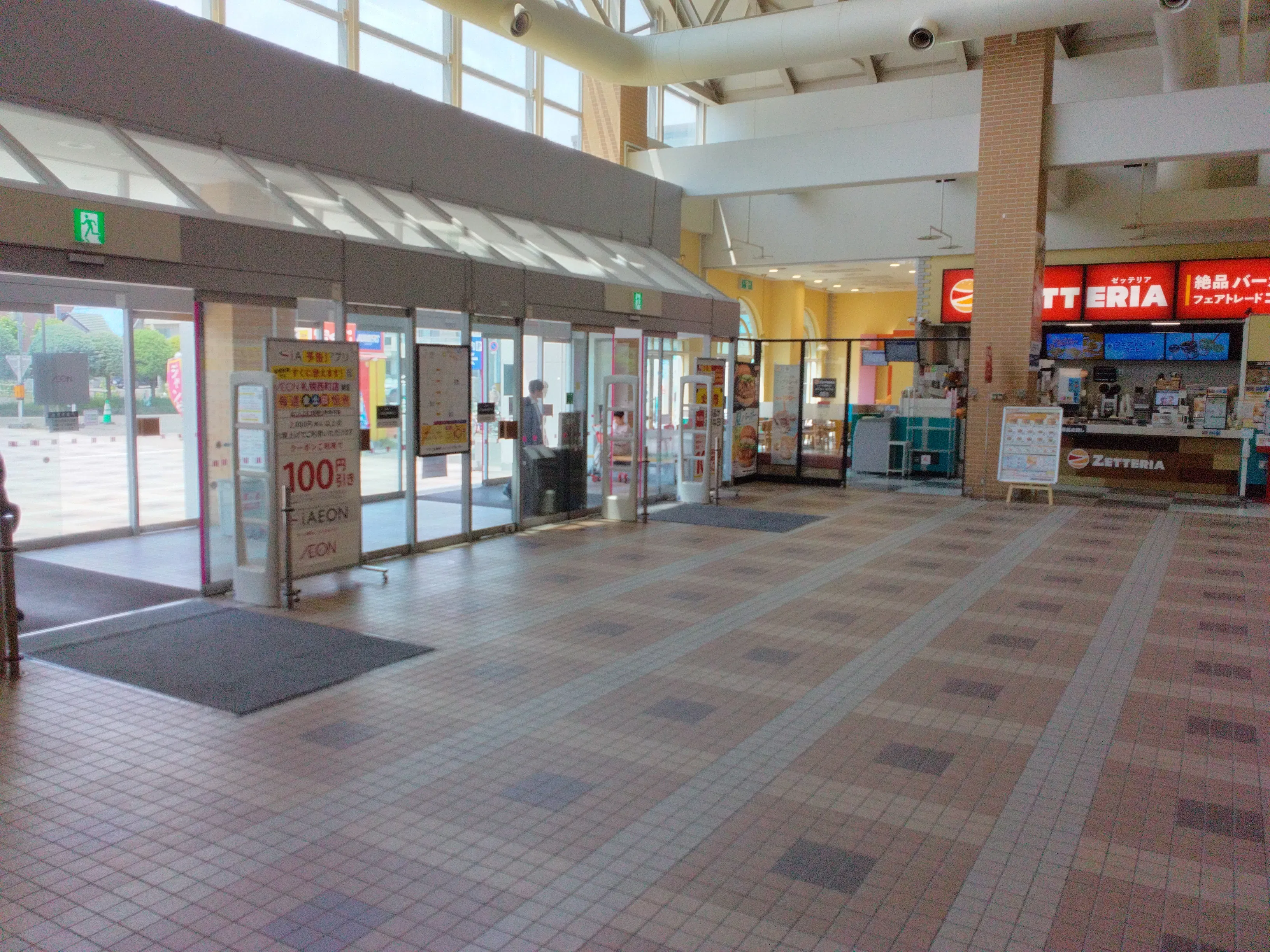 【イオン札幌西町ショッピングセンター】フードコート横