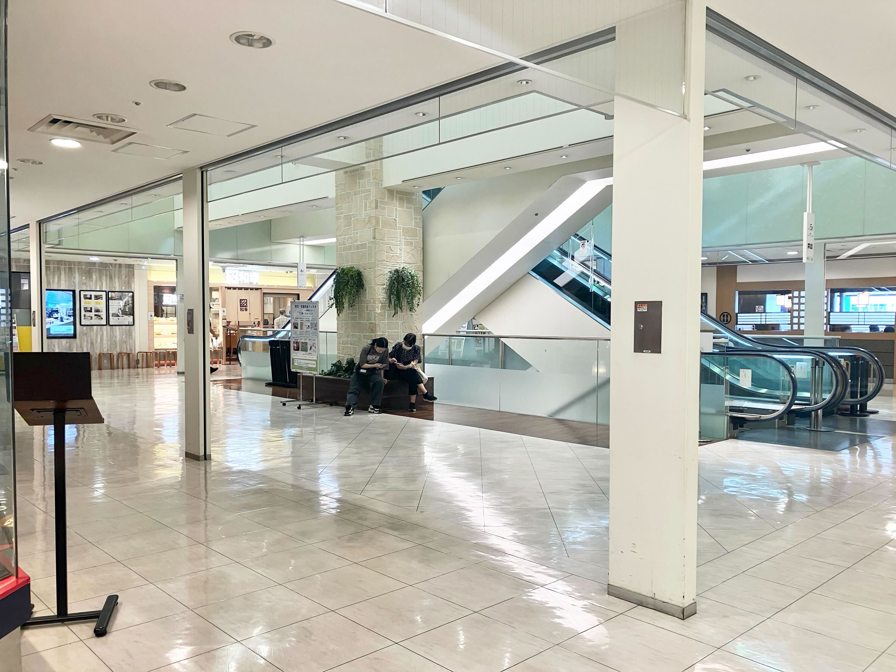 【本厚木ミロード】本厚木ミロード①6F　エスカレーター横