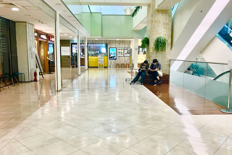 【本厚木ミロード】本厚木ミロード①6F エスカレーター横の画像1