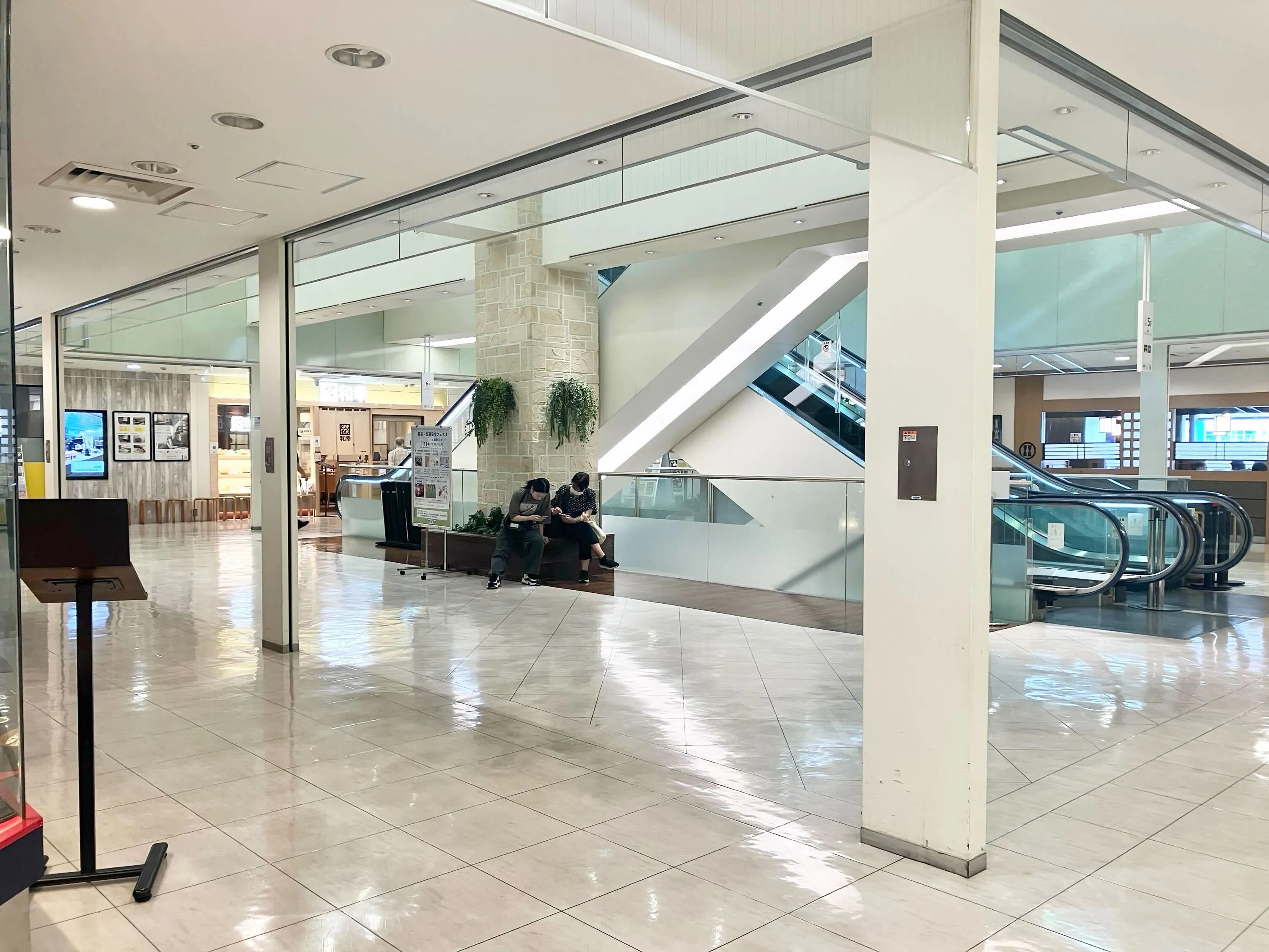 【本厚木ミロード】本厚木ミロード①6F　エスカレーター横