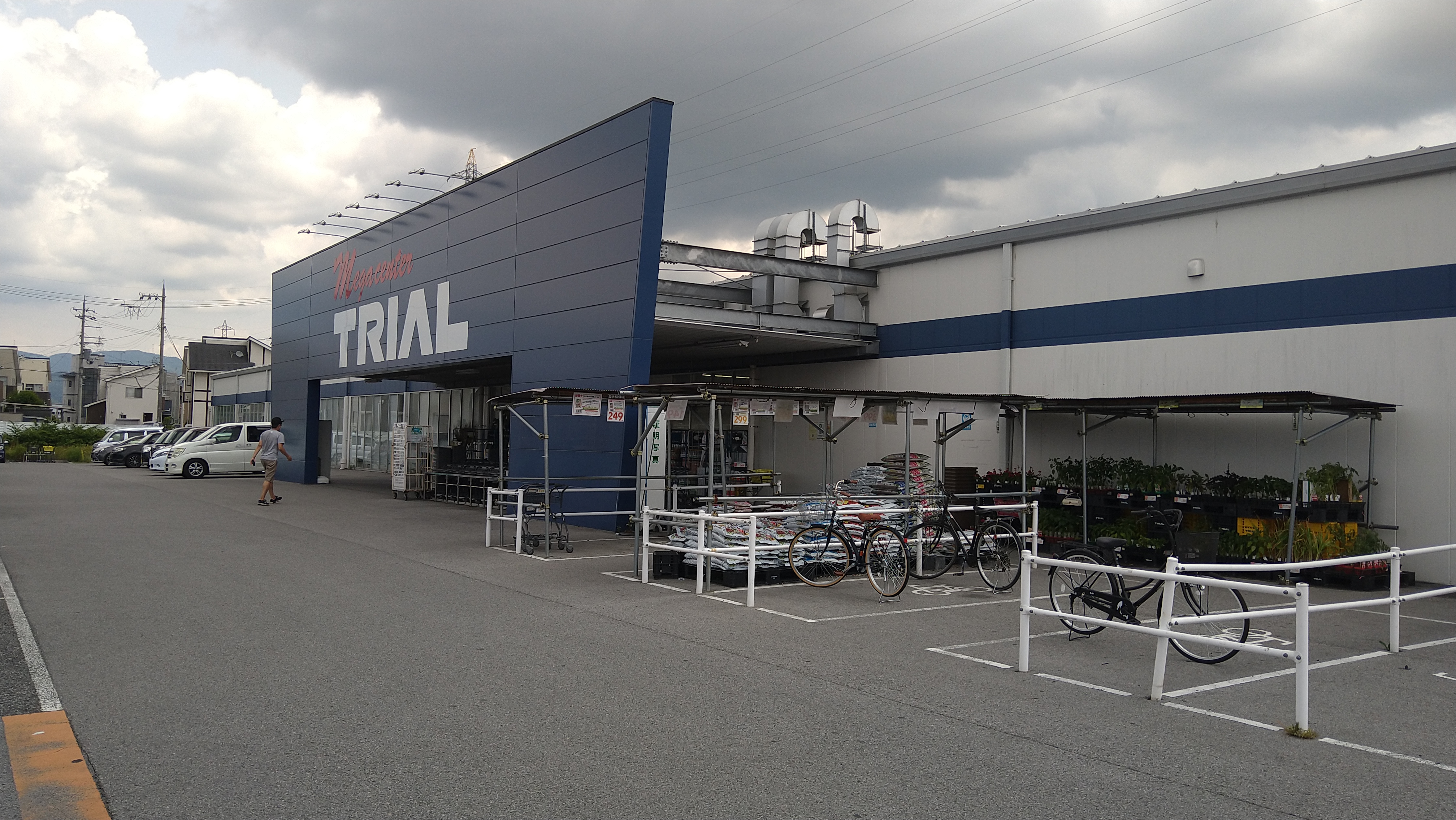 【メガセンタートライアル彦根店】食物販の出店が可能な「①トライアルマルシェ【正面左側】（キッチンカー/テント・スペース）」