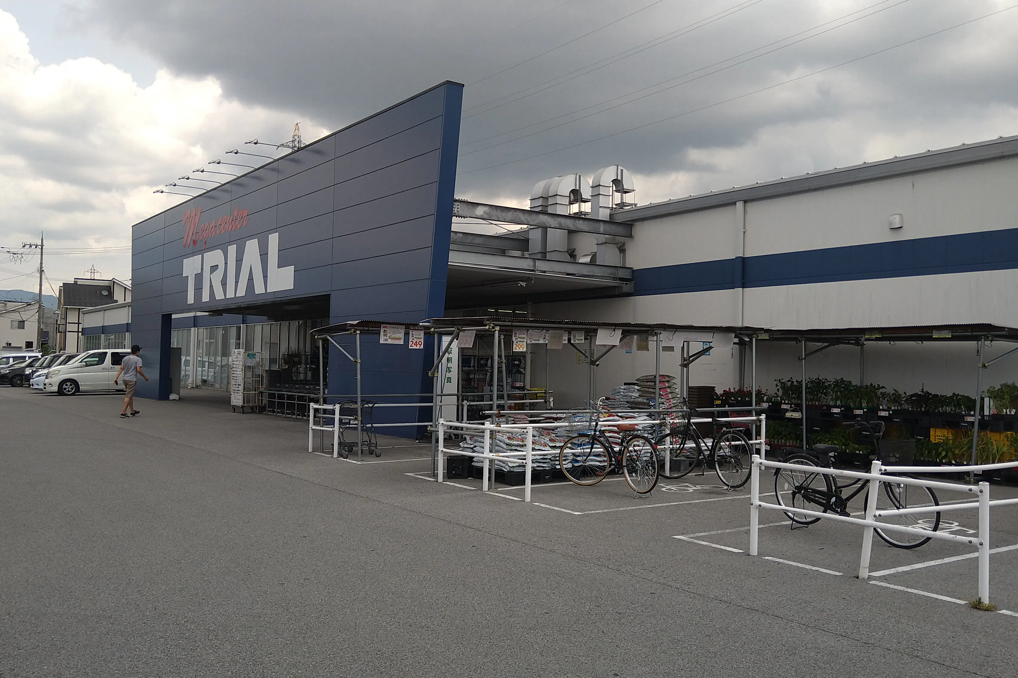 【メガセンタートライアル彦根店】食物販の出店が可能な「①トライアルマルシェ【正面左側】(キッチンカー/テント・スペース)」