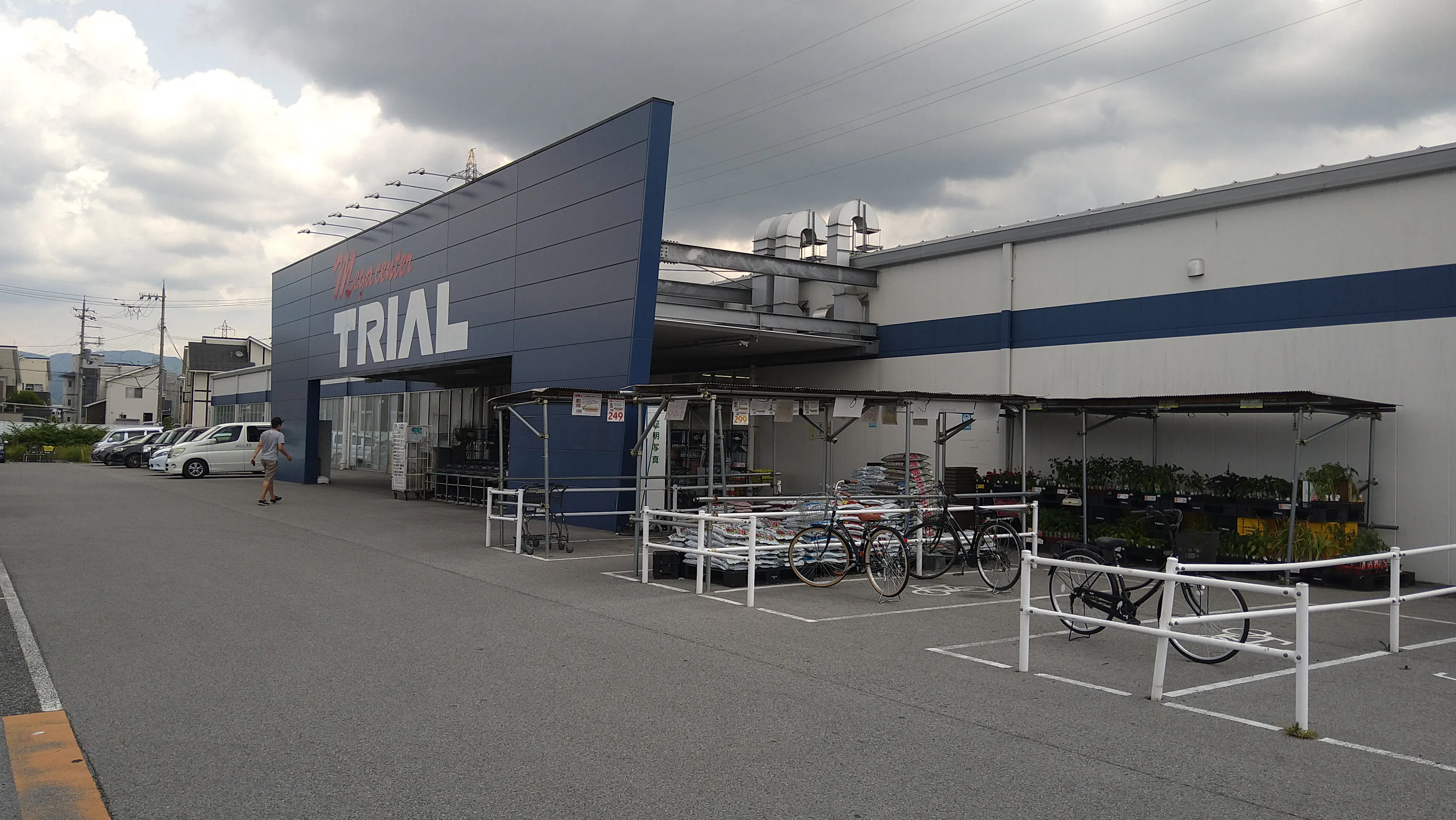 【メガセンタートライアル彦根店】食物販の出店が可能な「①トライアルマルシェ【正面左側】（キッチンカー/テント・スペース）」