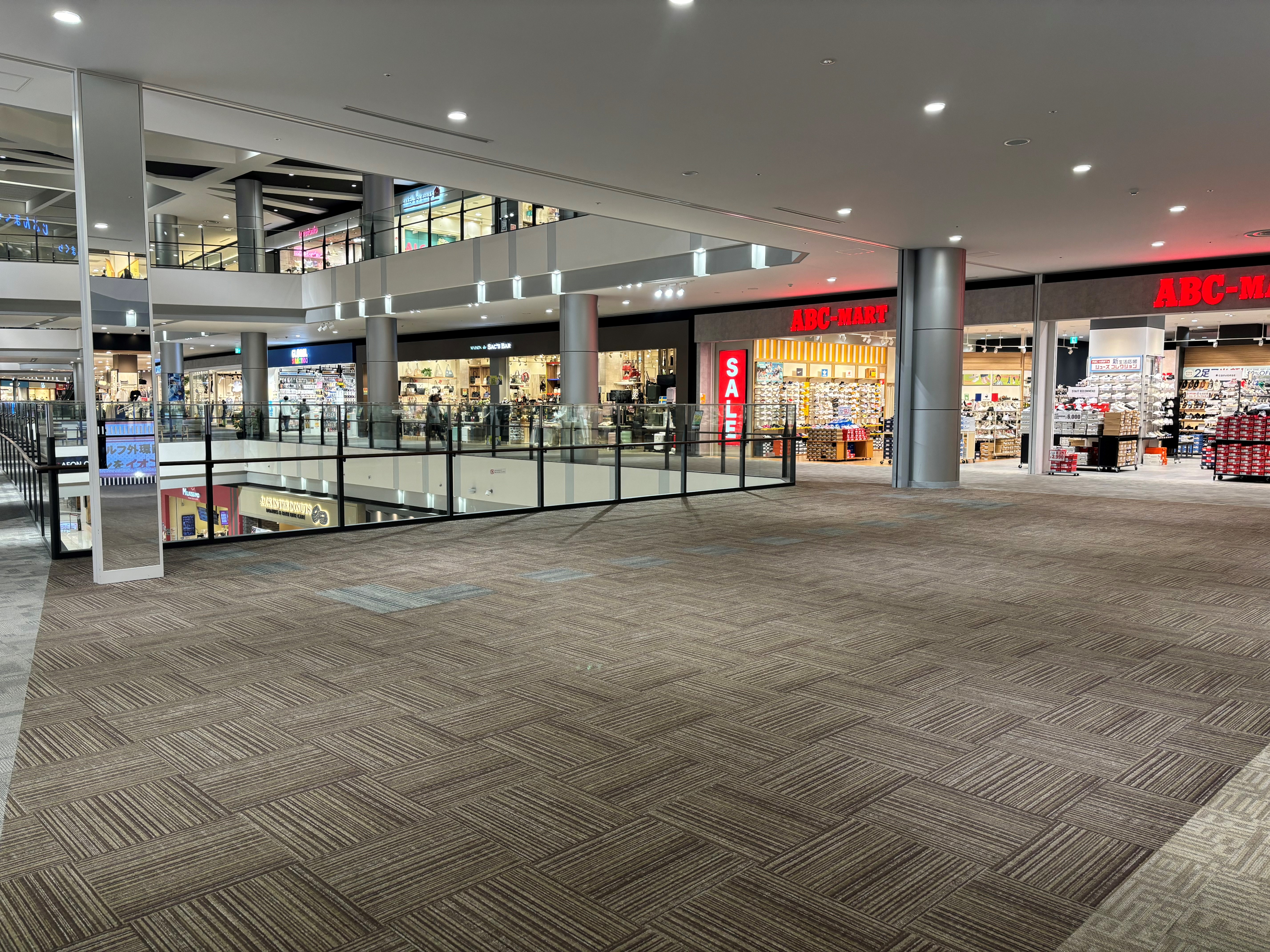 【イオンモール四條畷】2階 ABCマート前