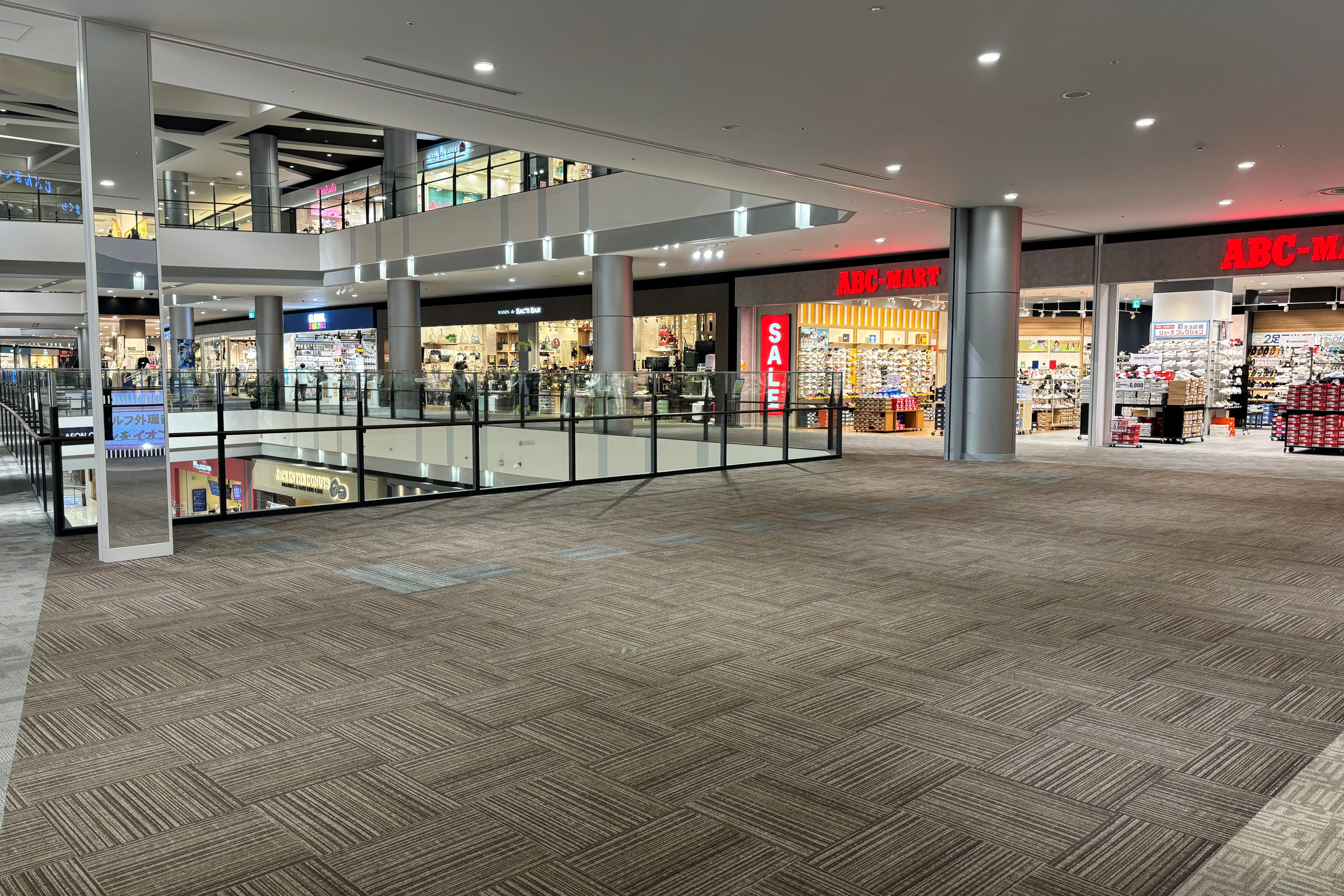 【イオンモール四條畷】2階 ABCマート前