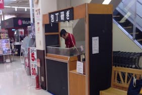 【オリンピック 港北ニュータウン店】プロモーションに利用可能な店内1Fエスカレーター脇催事スペース